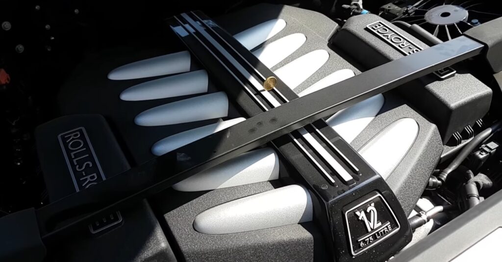 rolls-royce-mince-na-motoru-video