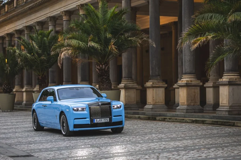 Konec elektrického snu? Rolls-Royce ustoupil a vrací se opět k motorům V12