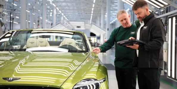 Nejde o designový rozmar. Bentley muselo kvůli elektrické budoucnosti změnit i oblečení v továrně
