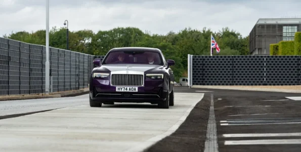 Dlažba, koleje a brutální vibrace. Tohle musí každý Rolls-Royce zvládnout ještě před předáním