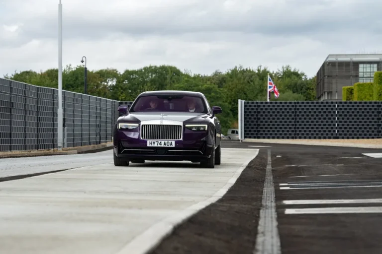 Dlažba, koleje a brutální vibrace. Tohle musí každý Rolls-Royce zvládnout ještě před předáním